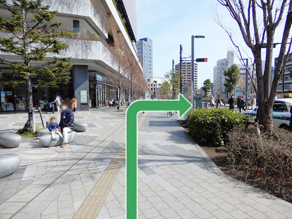 東京スカイツリー脇を通過し左手にある「ソラマチひろば」の先にある歩道を右に曲がります